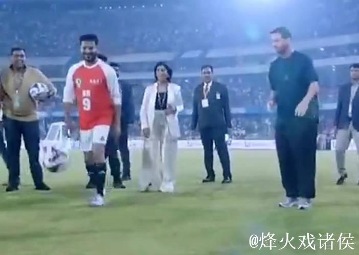 印度行活动中印度官员两次传球都偏得离谱,梅西亲自捡球 印度行活动中印度官员两次传球都偏得离谱,梅西亲自捡球